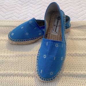 Espadrilles in fabulous blue with gold stitching. Andre Assous